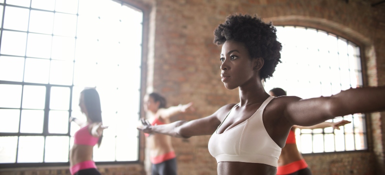 A woman in training choosing between personal training vs. group fitness classes in Dubai