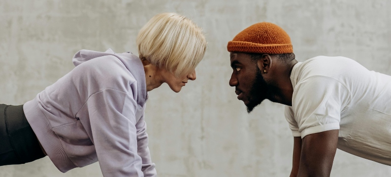 Partners motivate each other at a gym in Ajman, showing the benefits of training with a partner in Ajman.