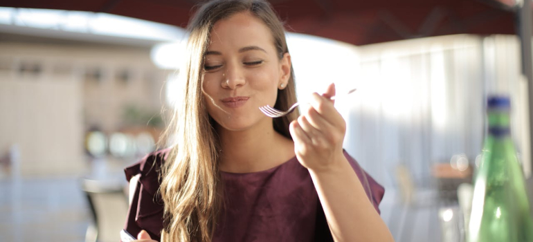 Person that knows what to eat before and after a workout in the Abu Dhabi heat