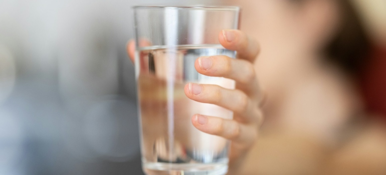 Person who is trying to prepare for a marathon In Dubai by drinking enough water