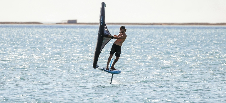 A man foil riding