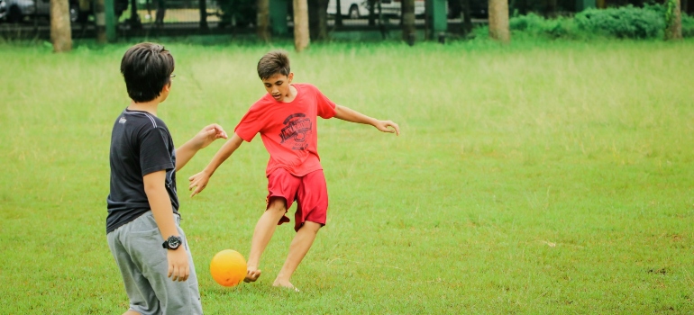 Kids playing football thanks to a personal trainer for kids